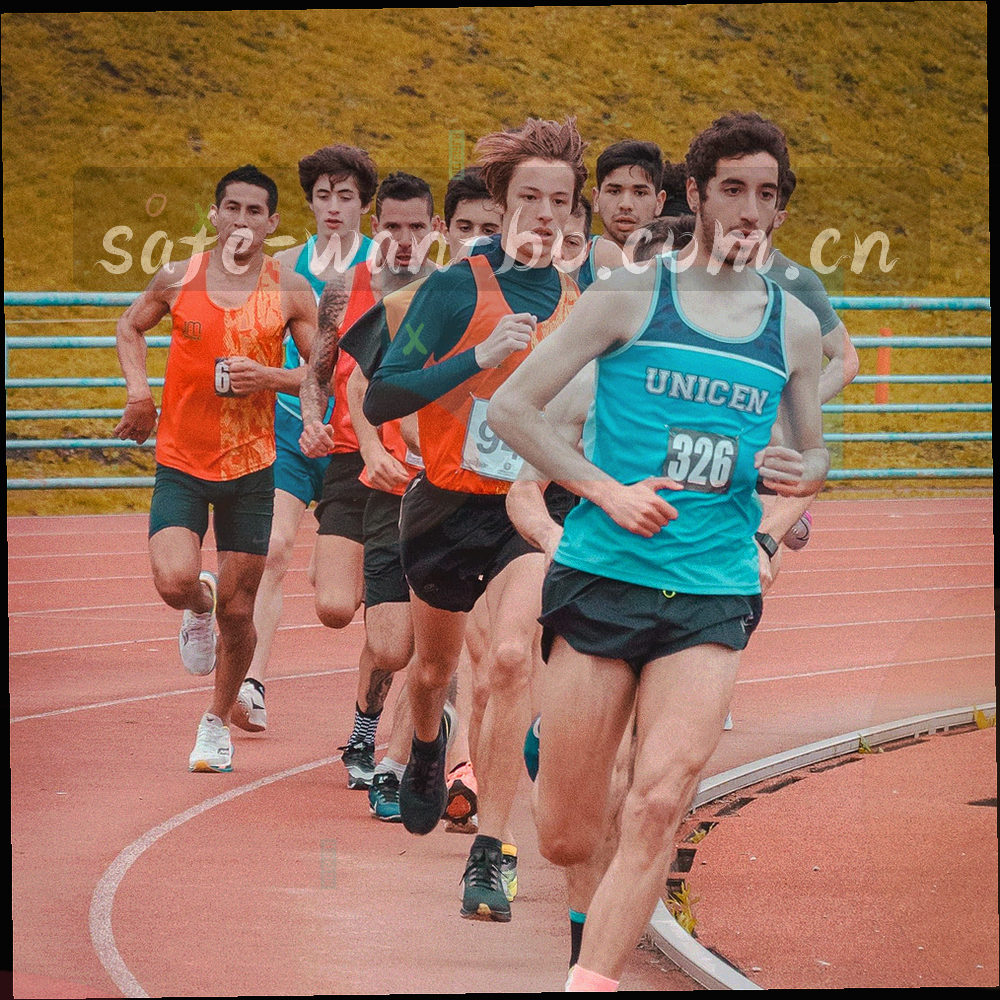 加密锁轮廓微距特写，锁体表面映出冷青色光带